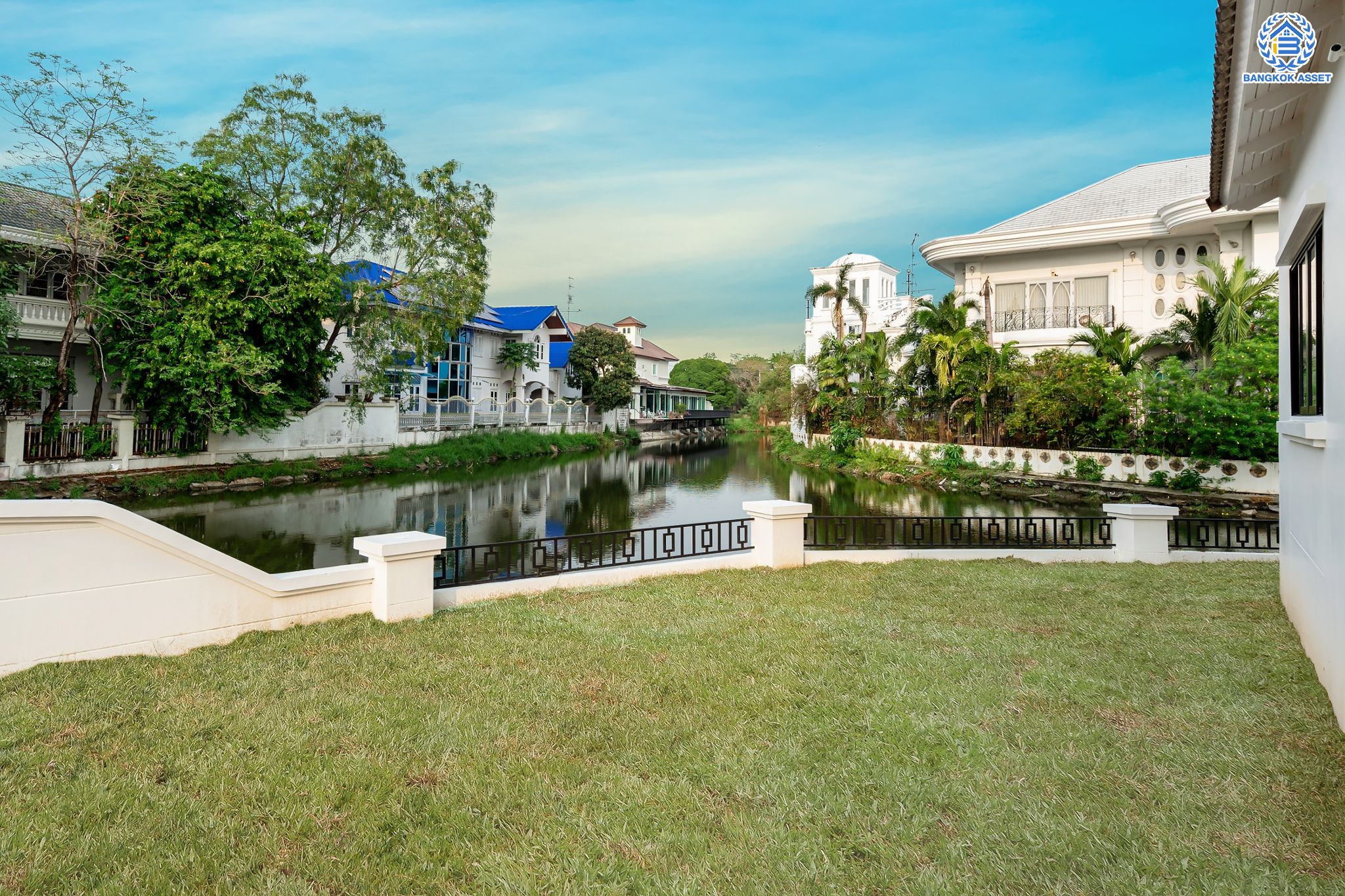 บ้านมือสองตกแต่งใหม่ ม.กฤษดานคร20 ปิ่นเกล้า-ติดถนนบรมราชชนนี เนื้อที่ 198 ตร.ว. บ้านเดี่ยวหลังใหญ่ ตกแต่งสุดหรูดีไซน์ยุโรป พร้อมฟังก์ชัน 4 ห้องนอน 4 ห้องน้ำ 1 ห้องแม่บ้าน จอดรถได้ 5 คัน บนทำเลเชื่อมต่อเมืองอย่างรวดเร็ว ใกล้ทางคู่ขนานลอยฟ้าบรมราชชนนี ทางด่วน "กาญจนาภิเษก" ม.มหิดล และเซ็นทรัลปิ่นเกล้า